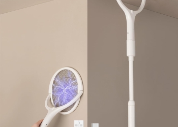 GeckoMan Rotating Head Electric Fly Zapper Electric Fly Swatter Racket Rechargeable Flies Killer Spider Catcher Mosquito Bug Zapper Indoor UK, with a Telescopic Extension